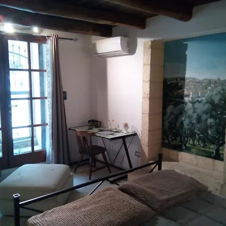 Alloggio In Edificio Storico -palazzo Farao- *